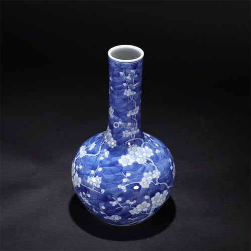 青花冰梅纹天球瓶