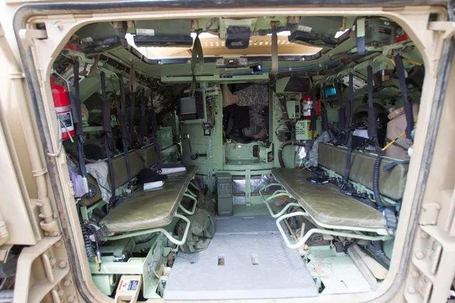 "布雷德利"的炮塔吊篮挤占了太多车内空间