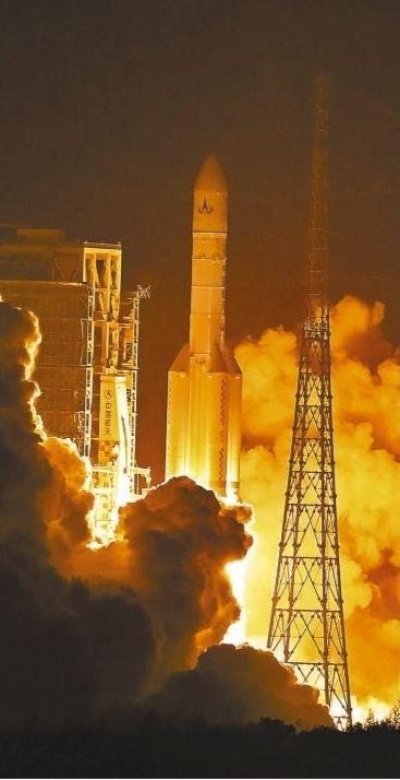 长征五号遥五运载火箭发射.本报记者 雷 声摄