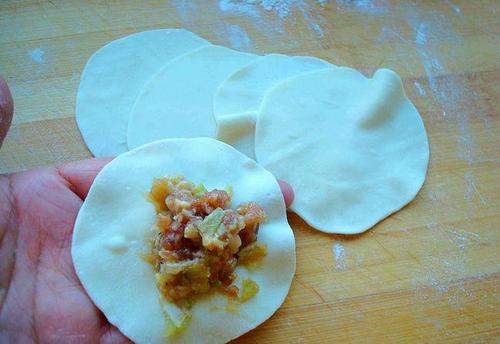 看新疆人冬至吃什么馅饺子?比韭菜开胃,比芹菜汁多,太滋补