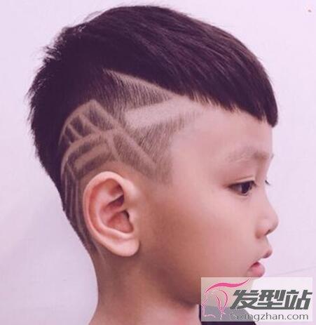 小男孩简单刻痕发型酷炫有个性从小就潮