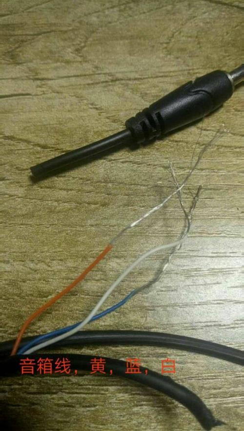 5插头,音箱线为黄,蓝,白,剪的耳机插头线为,铜,蓝,绿