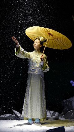 古装撑伞造型女