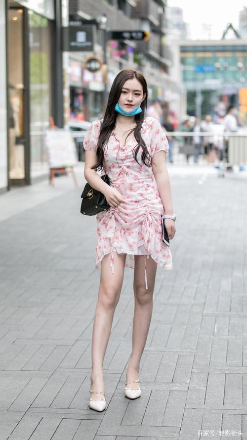 穿裙子的季节,美女选择印花连衣裙,衬托身材展现迷人气质