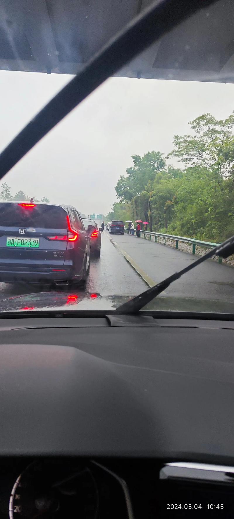 兄弟们,堵车源头来了.孝感到武汉高速路段