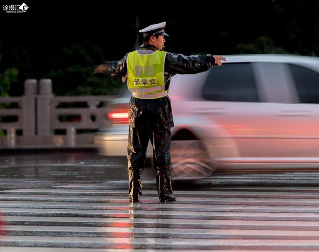 雨中交警