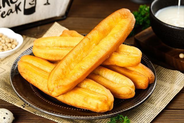 炸油条,不用泡打粉,不用小苏打,教你家常做法,个个蓬松香酥脆