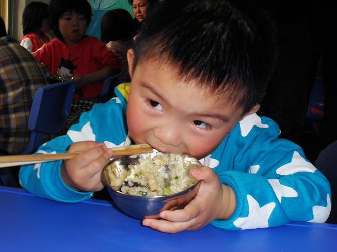 意外:幼儿园开放日竟然见到儿子狼吞虎咽
