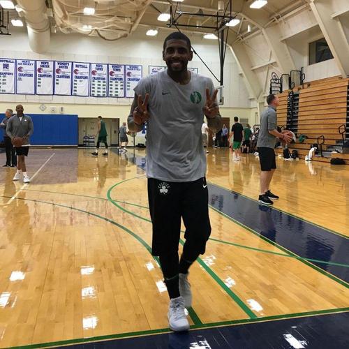 凯尔特人官推晒欧文训练照:整天都洋溢着笑容