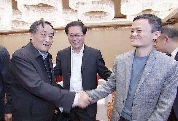 三次聊电商,两次与马云握手,为什么宗庆后直到74岁才要做电商?