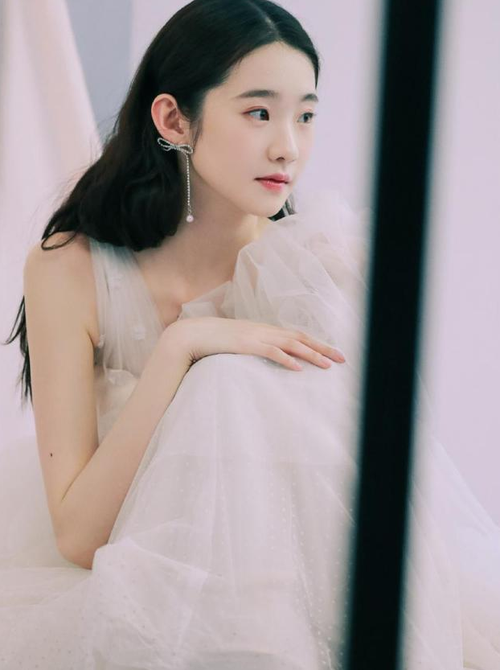 同是tfboys师妹,邓恩熙嘘声一片,张艺凡成最大赢家?