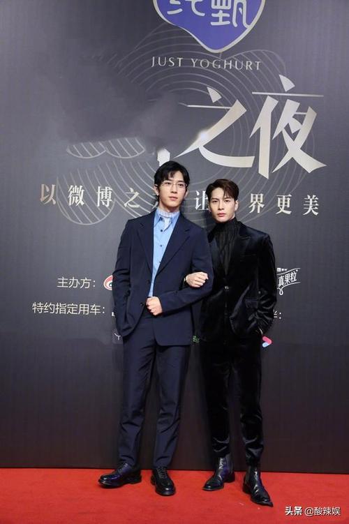 王嘉尔平时看起来挺高大的!怎么和井柏然站一起身高相差这么多?