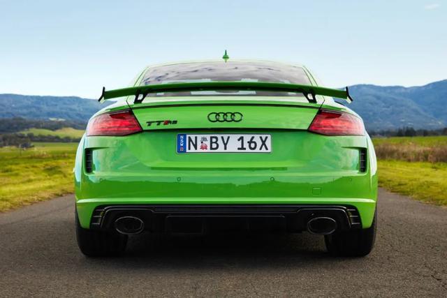 最近网上冲浪的时候,只要你关注汽车摩托车,这辆妖娆绿的奥迪ttrs就会
