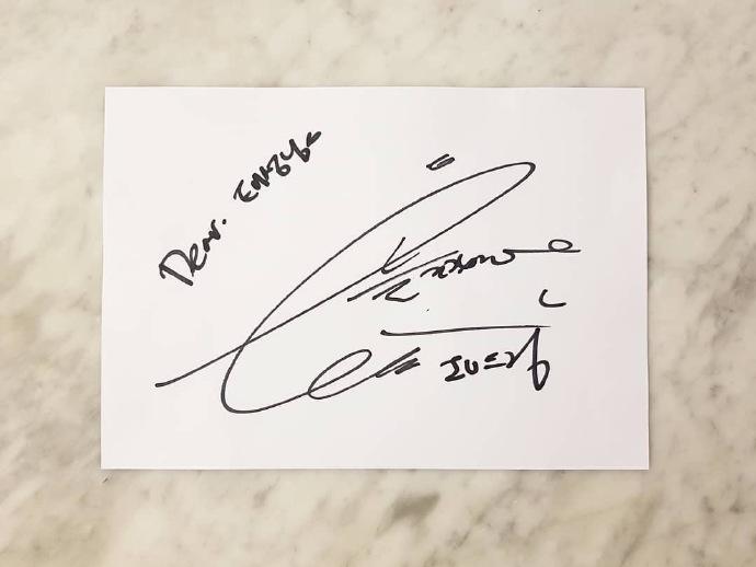 iu分享190226见字如见人iu最新签名路透公开