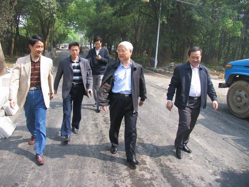 武汉市常务副市长袁善腊同志到武汉植物园检查周边整治工作