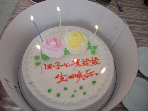 和姥爷给姥姥定了一个大蛋糕,写上我的祝福——田子馨祝姥姥生日快乐!