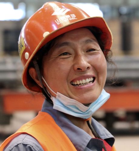 巜笑脸》一钢铁工人美