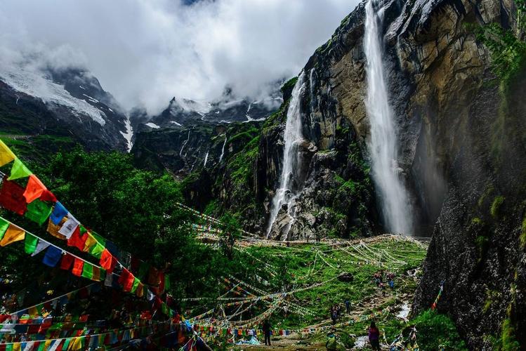 徒步雨崩一定不能错过的雨崩神瀑跟着伯曼旅行一起沐浴神瀑涤清前孽