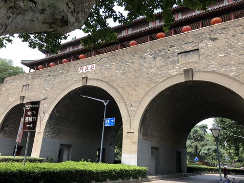 改日再到挹江门,我们要从此门开始把华严岗门到定淮门城墙走完.