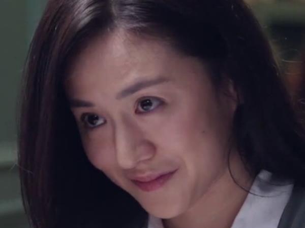 之前给迪丽热巴作配,如今在《突围》里客串,王嘉绮越来越美了