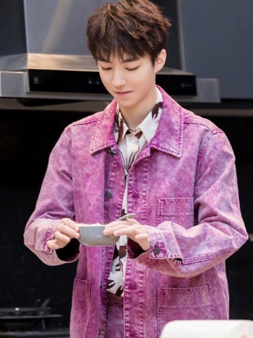 有种"整容"叫王俊凯,身穿粉色牛仔衣容颜俊美,看清坐姿众人笑了!