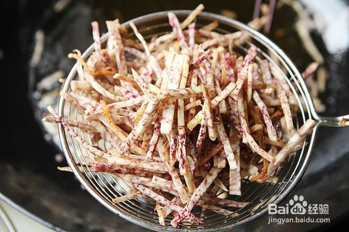 然后倒入芋头丝炸; 4 炸到金黄后捞起控油; 5 锅内放入