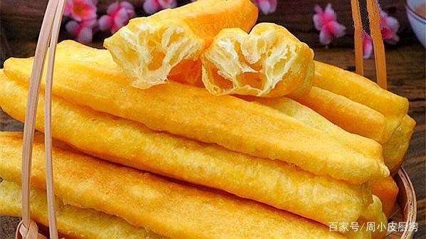 1碗面粉1个鸡蛋,教你在家做油条,金黄酥脆又健康,2块