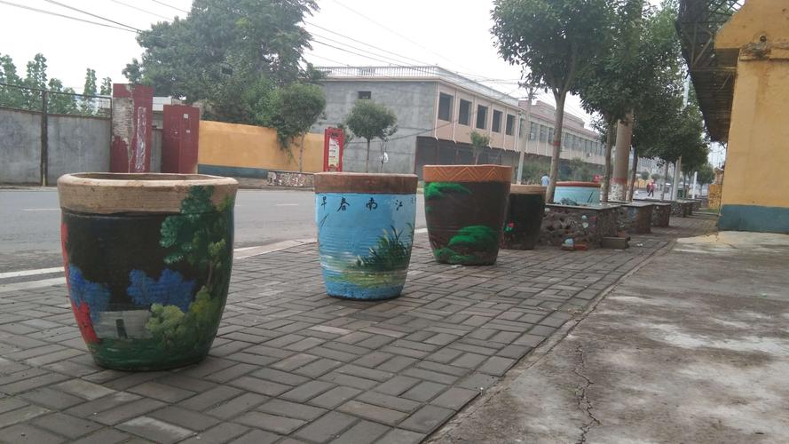 朱阁镇废弃水缸创意手绘绘出朱阁新模样