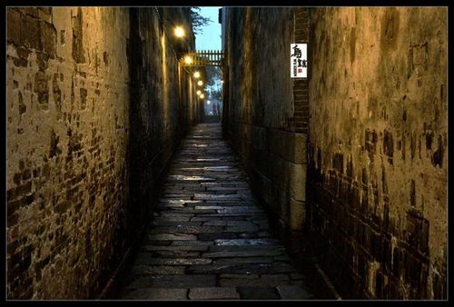 陈旧的老房子,斑驳的墙体,无一不布满岁月的痕迹.