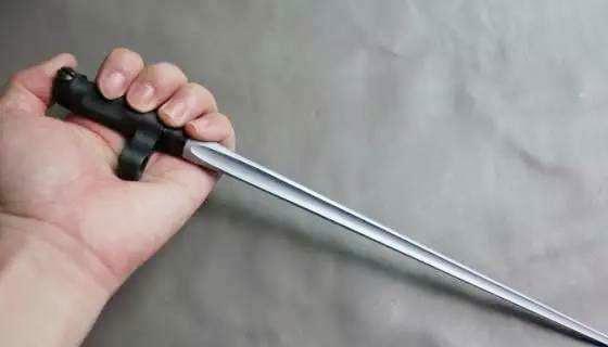 原创曾经大名鼎鼎的三棱军刺为何没有军队使用了并非被禁用