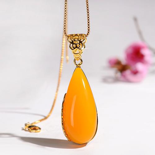 欧款蜜蜡水滴吊坠随形女款锁骨链镀金镶嵌鸡油黄挂坠酒红血珀项链