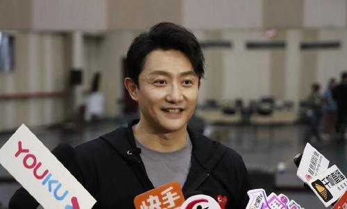 涂松岩和郭京飞对比照,他是梁朝伟的御用配音吗