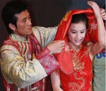 黄圣依儿子近照曝光 杨子一家三口罕见合体现身