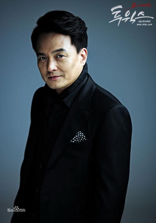 李准基主演sbs大热古装剧《一枝梅》,在剧中扮演一枝梅生父李元虎一角
