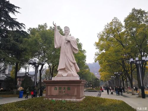 增加了陆九渊雕像.陆九渊曾经在荆门当过一把手,为荆门做了实事