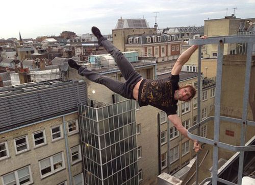 英国跑酷者在高空秀技巧.