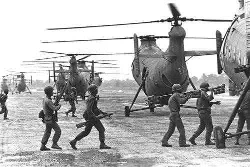 1963年,越南战场上的h-12型直升机.