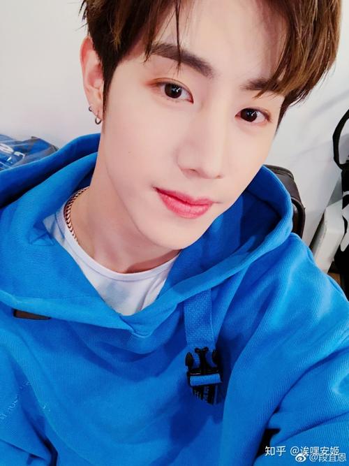 他脸小身材还特别好哈哈哈,唱歌好听跳舞好看对人也和善,性格纯良的段