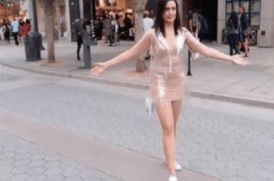 外国美女大胆尝试穿透明衣上街恕我直言真开眼了