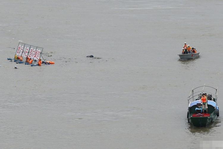 武汉横渡长江活动江面发现浮尸 非运动员溺亡(图)