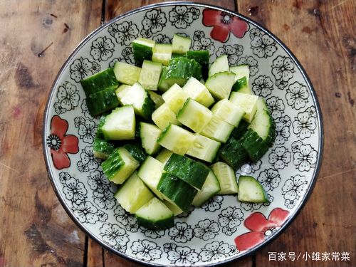 鸡肉炒黄瓜丁,黄瓜洗净切成大小相近的黄瓜丁.