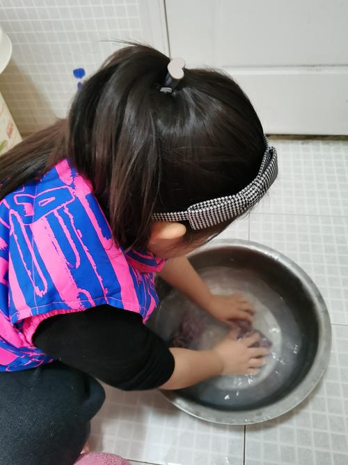 许昌实验小学二(7)中队温馨百合之牵牛花小队周末家务劳动"洗袜子"
