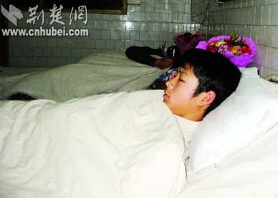 贫困生返校途中遭劫 被抢后一睾丸被割致残(图)