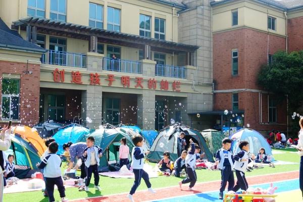 缤纷帐篷节快乐享童年锦北街道中心幼儿园吴越人家园区开展帐篷节活动