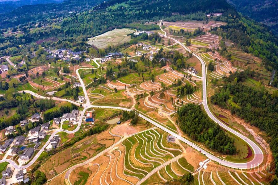 俯瞰下的四川省巴中市通江县沙溪镇王坪村乡村道路.