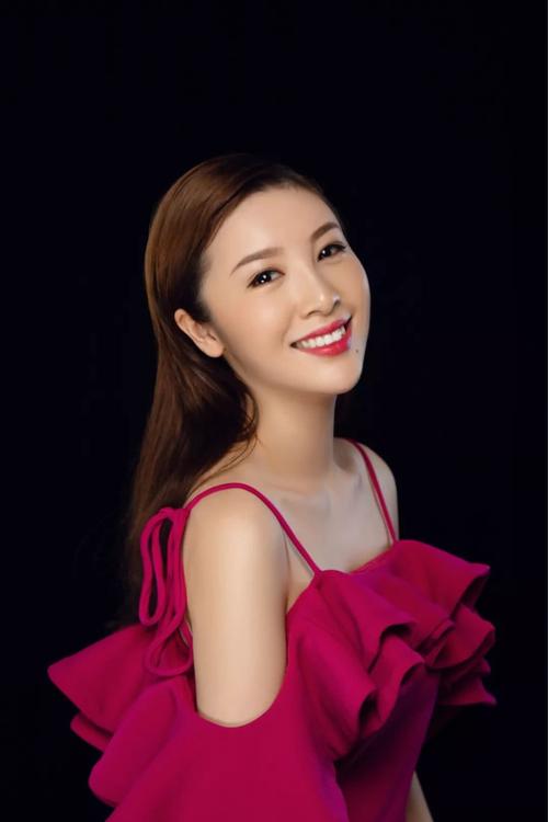 主持人,《拥抱你离去》演唱者 央视星光大道最受欢迎女歌手 2015年