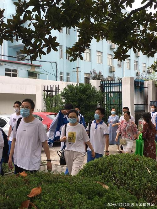 中考开考了,浦东川沙侨光中学考点外随拍