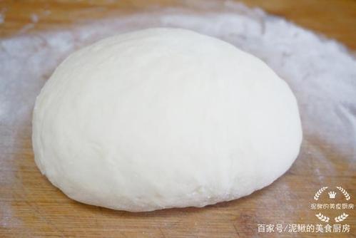 和好的面团静置一会儿,5-10分钟取出揉成光滑的面