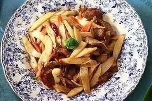 茭白的烹饪方式有很多,可切成丝,片,丁,块,供凉拌,爆炒,烧烩,蒸炖及烧