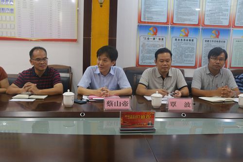 文化和旅游部,挂职于巴马瑶族自治县党委常委,副县长蔡山帝正在